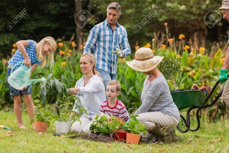 familia feliz en un jardin soleado