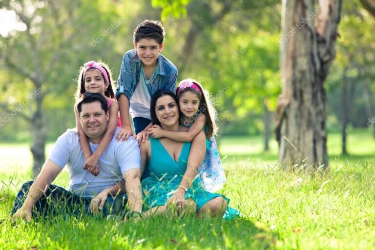 familia feliz en un parque al aire libre 1