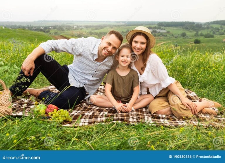 familia feliz en un picnic al aire libre