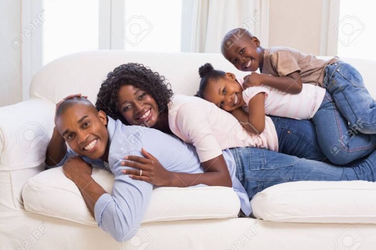 familia feliz en una sala de estar