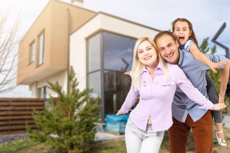 familia feliz frente a su nueva casa