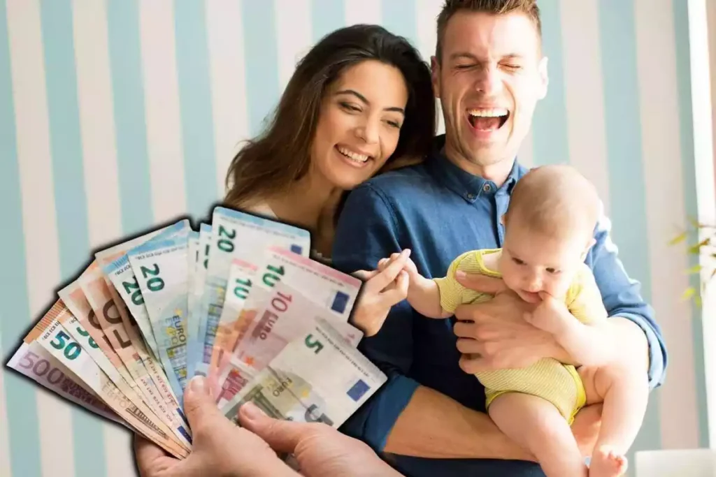 familia feliz recibiendo apoyo financiero