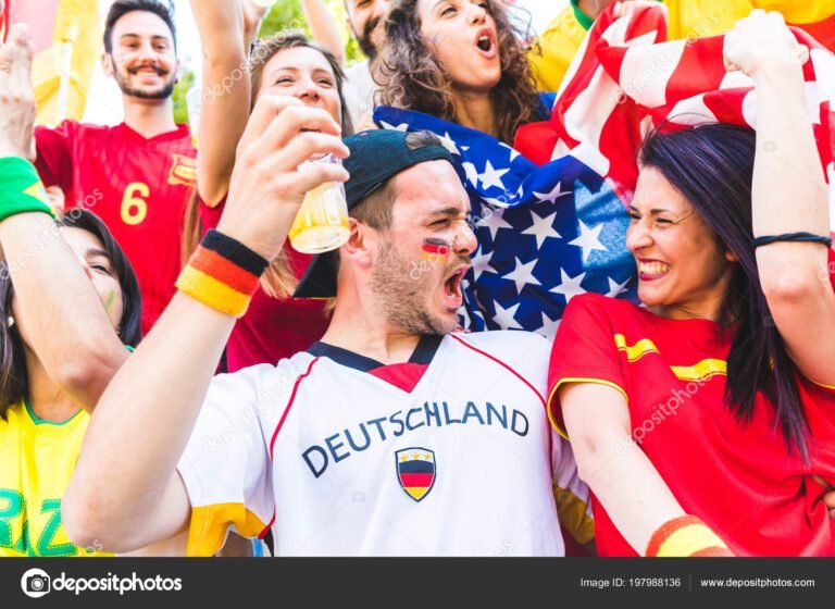 fanaticos disfrutando un partido de futbol