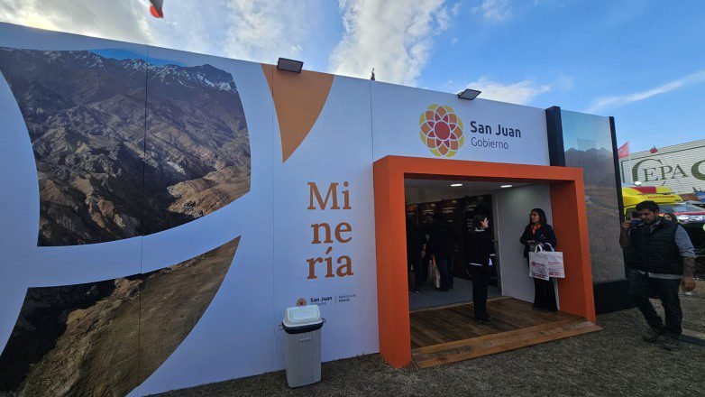 feria minera san juan con stands y visitantes