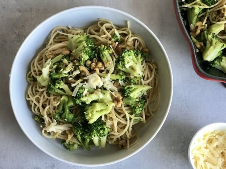 fideos con brocoli y ajo en plato