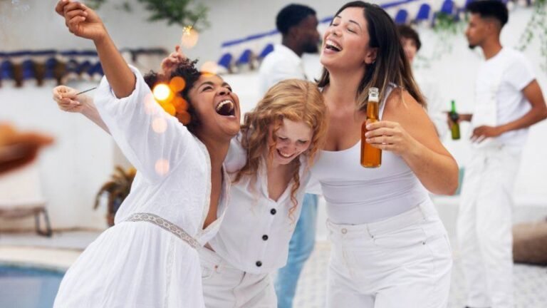 Por qué es tradición vestirse de blanco en Año Nuevo en Argentina 2 fiesta de ano nuevo con personas de blanco