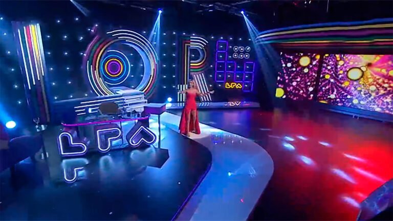 flor pena en un set de television