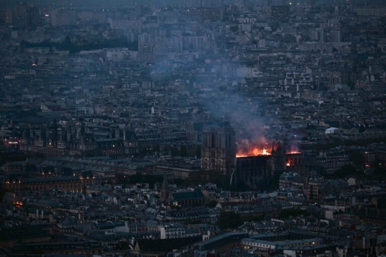 francia con lagrimas en un paisaje urbano