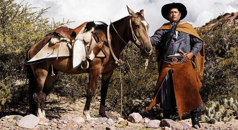 gaucho con vestimenta tradicional en campo
