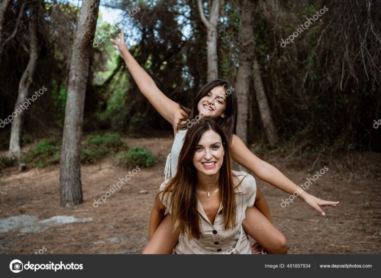 gemelas abrazandose con sonrisas radiantes