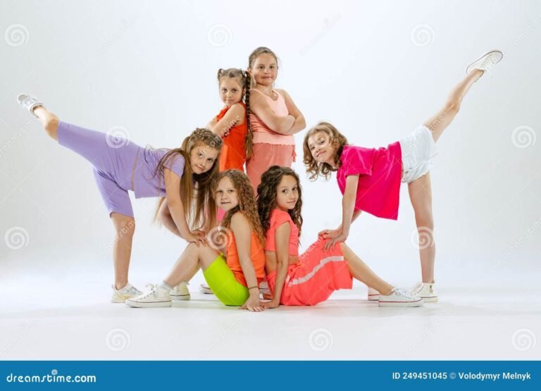 gente bailando con ropa colorida y brillante