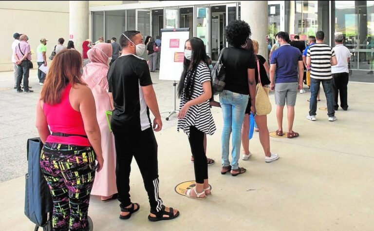 gente en fila frente a un edificio judicial