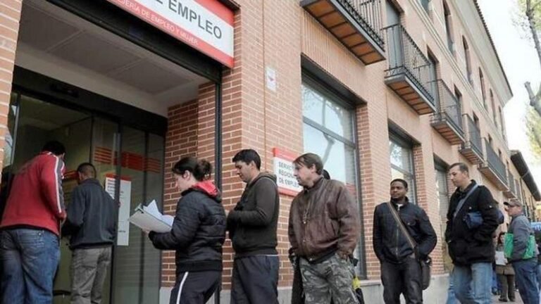 gente esperando en una oficina publica