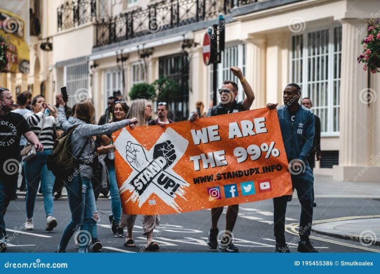 gente protestando con carteles y pancartas