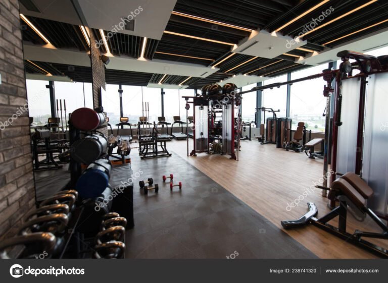 gimnasio moderno con equipos de ejercicio