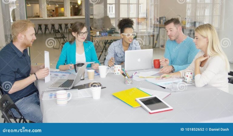 grupo de personas colaborando en un cafe