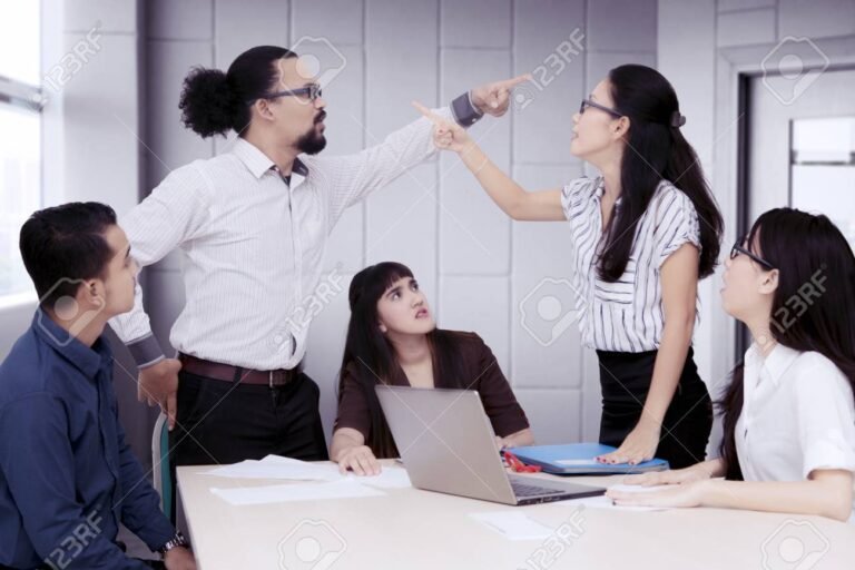 grupo de personas discutiendo en una reunion