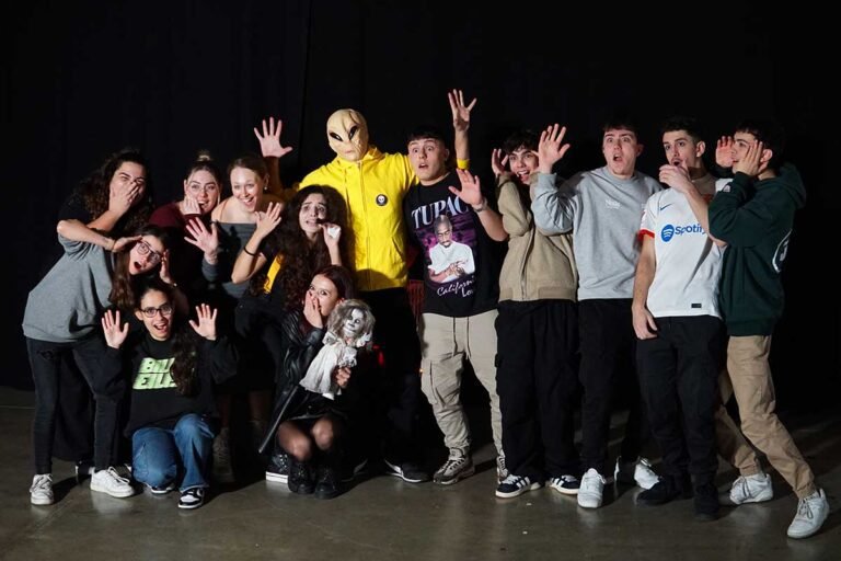 grupo de personas disfrutando un escape room