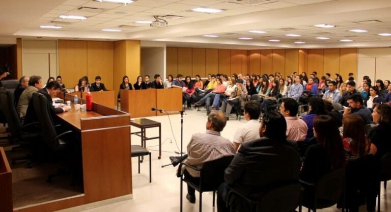 grupo de personas en un juicio