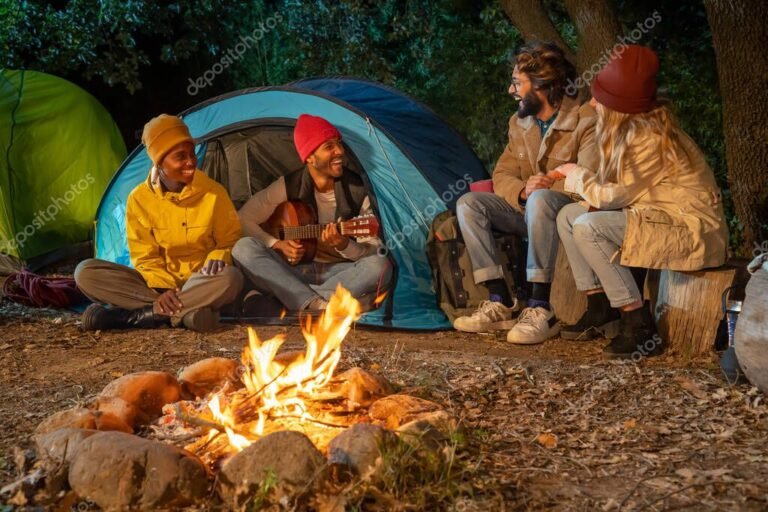 grupo de personas riendo en una fogata