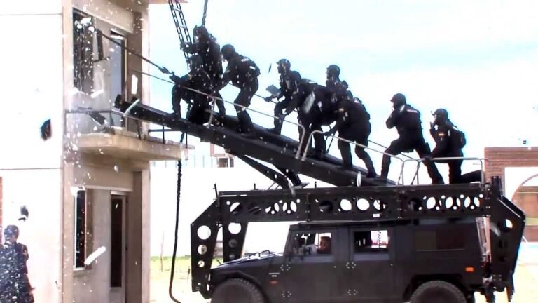 grupo de policias en accion