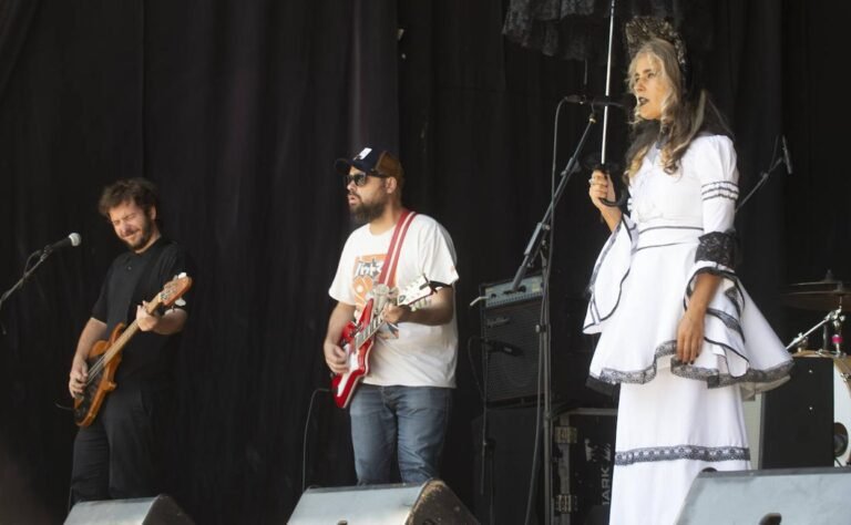 grupo musical en concierto con energia vibrante