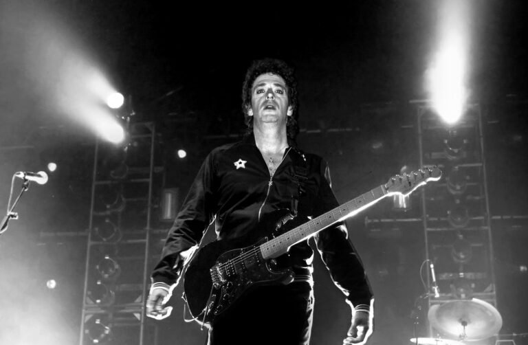 gustavo cerati en un escenario iluminado 1
