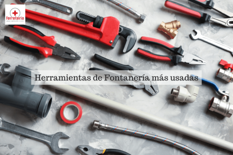 herramientas de plomeria sobre una mesa de trabajo