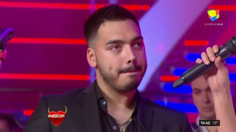 hijo de leo mattioli cantando en concierto
