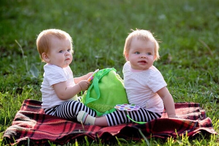 hijos mellizos jugando en un parque