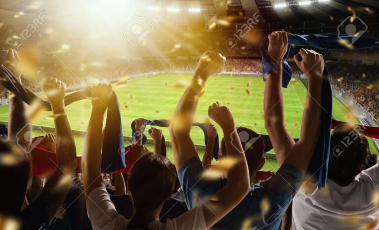 hinchas animando en un estadio de futbol