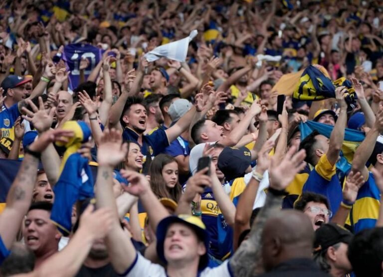 hinchas de boca celebrando en el estadio
