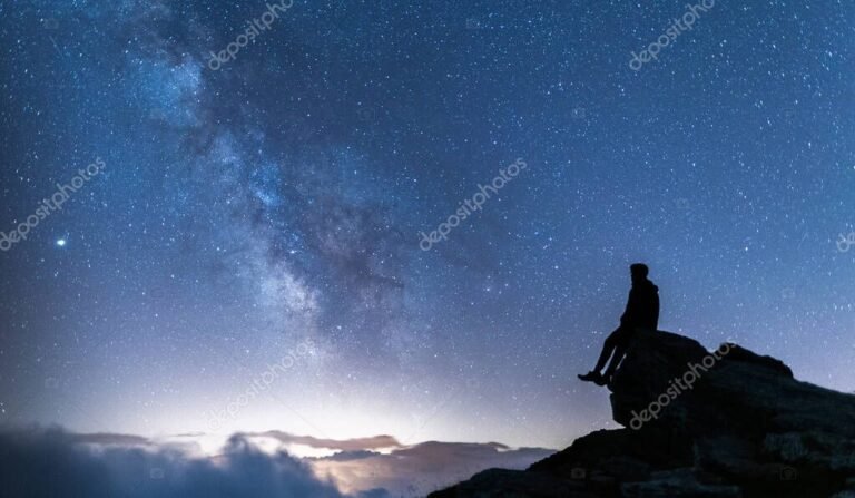 hombre contemplando el cielo estrellado