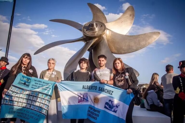 homenaje a submarinistas en el oceano