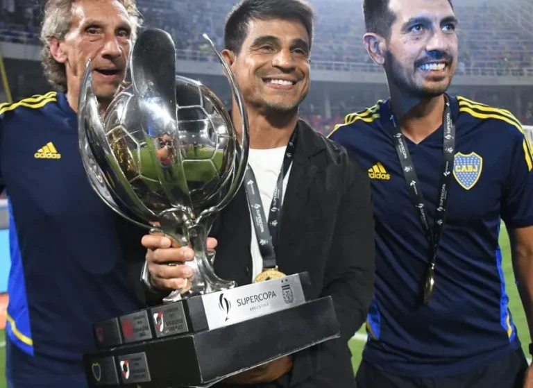 hugo ibarra levantando un trofeo con boca