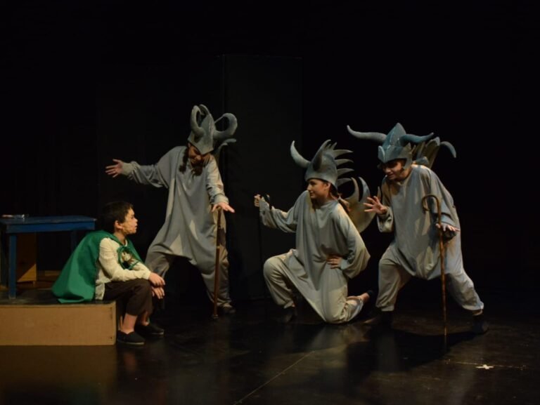 huguito flores actuando en un escenario