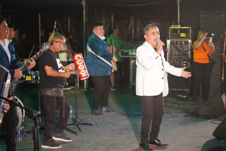 huguito flores en un escenario musical