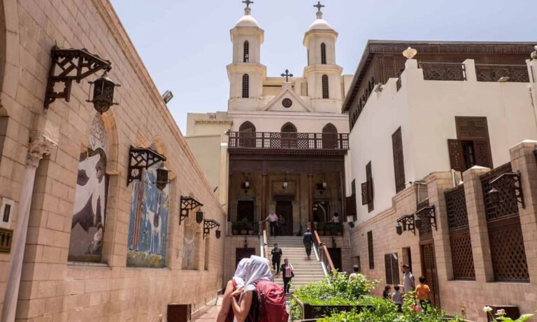 iglesia antigua con ropa colgada afuera