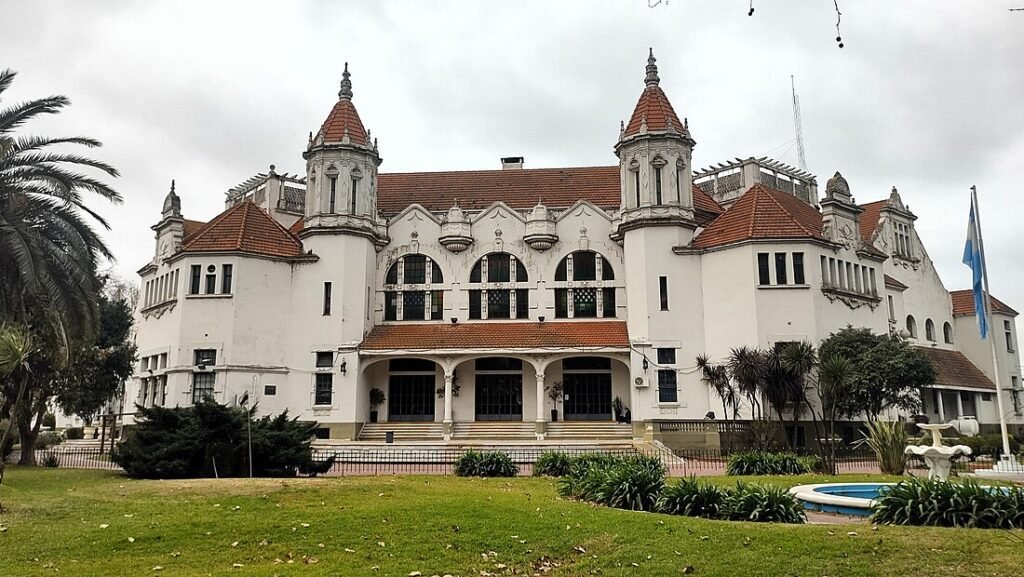 Qué servicios ofrece la sede Jorge Newbery del GEBA 1 instalaciones deportivas en la sede geba