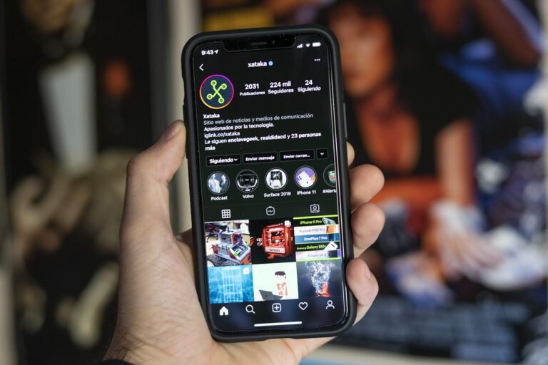 iphone con interfaz de instagram en modo oscuro