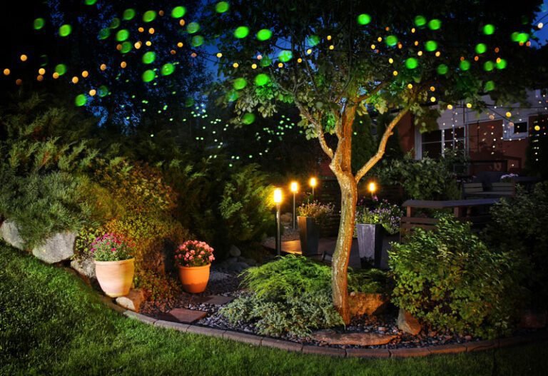 jardin iluminado con luces led nocturnas