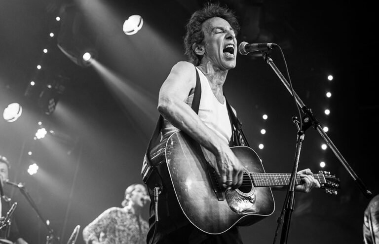 Quién es Javier Calamaro y qué está haciendo en este minuto 3 javier calamaro en un escenario musical