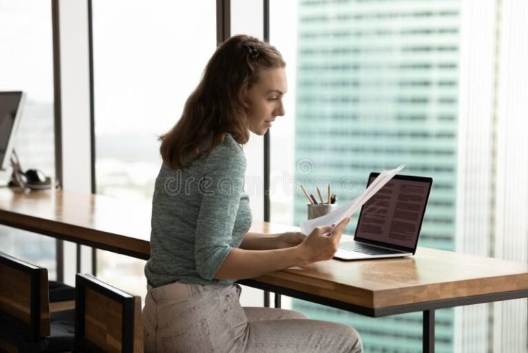 joven estudiante revisando documentos en casa