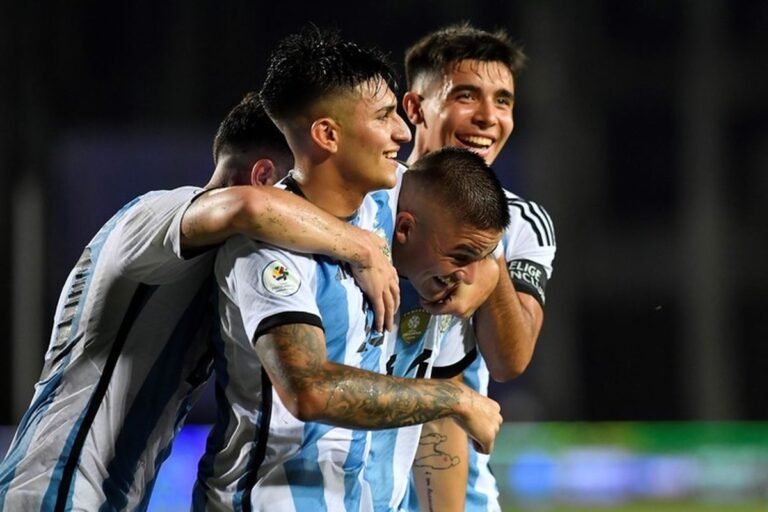 joven futbolista argentino celebrando un gol