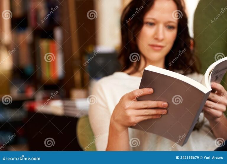 joven leyendo un libro en silencio