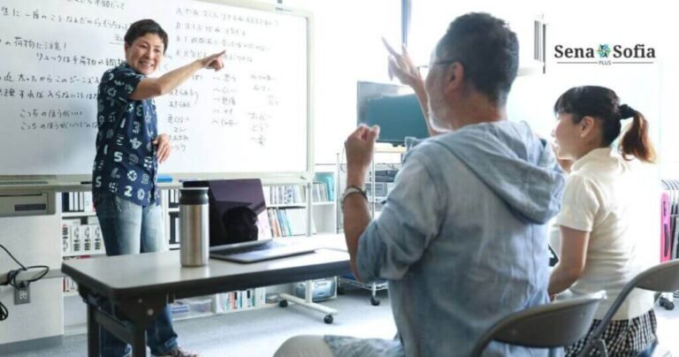jovenes aprendiendo en un taller sena