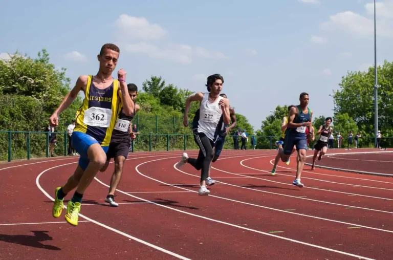 Qué tienen en común Carlos Alcaraz y Lionel Messi en el deporte 8 jovenes atletas en accion en el deporte