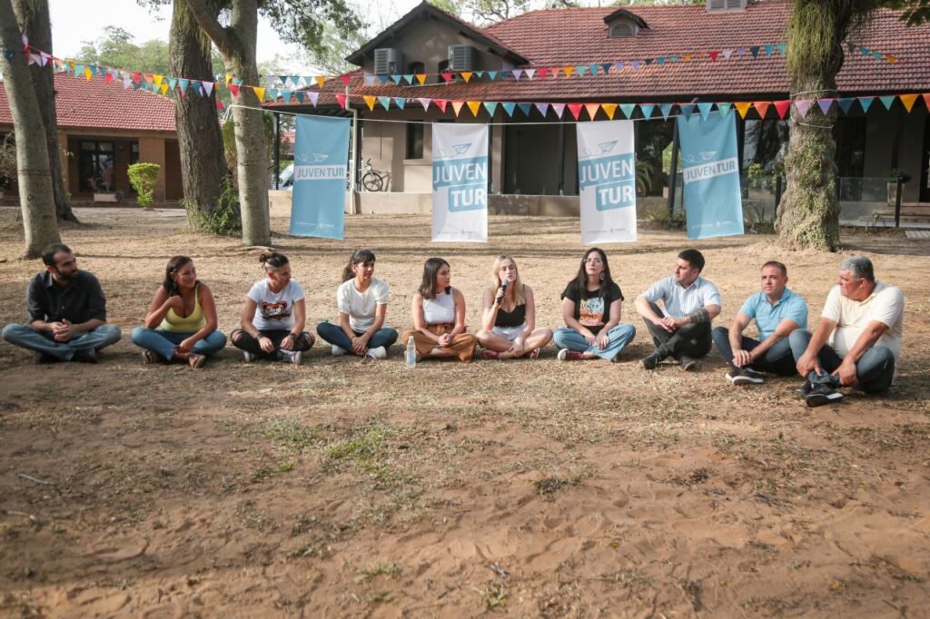 Cómo inscribirse en el Bono Más Cultura Joven en Argentina 1 jovenes disfrutando de actividades culturales en argentina
