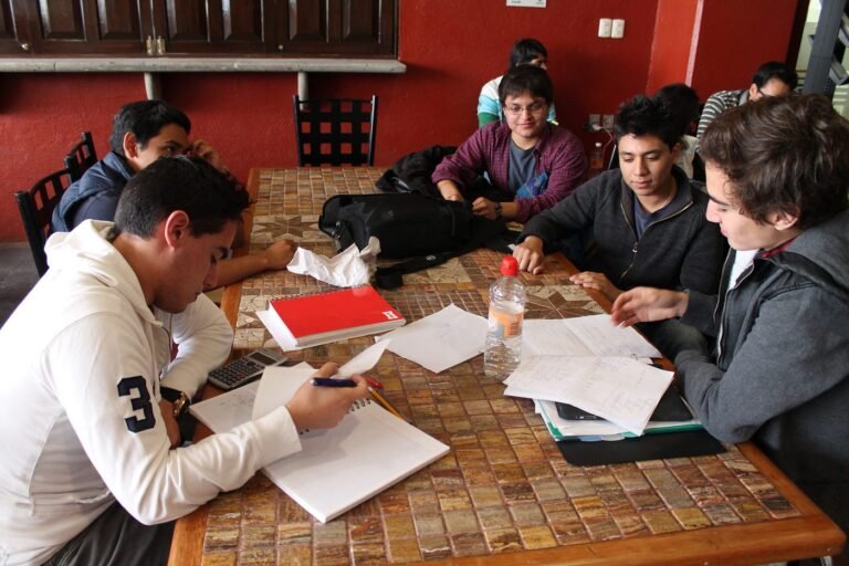 jovenes estudiando y recibiendo apoyo financiero