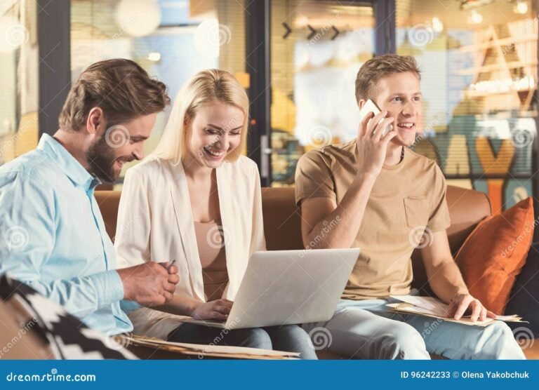 jovenes felices en una entrevista de trabajo